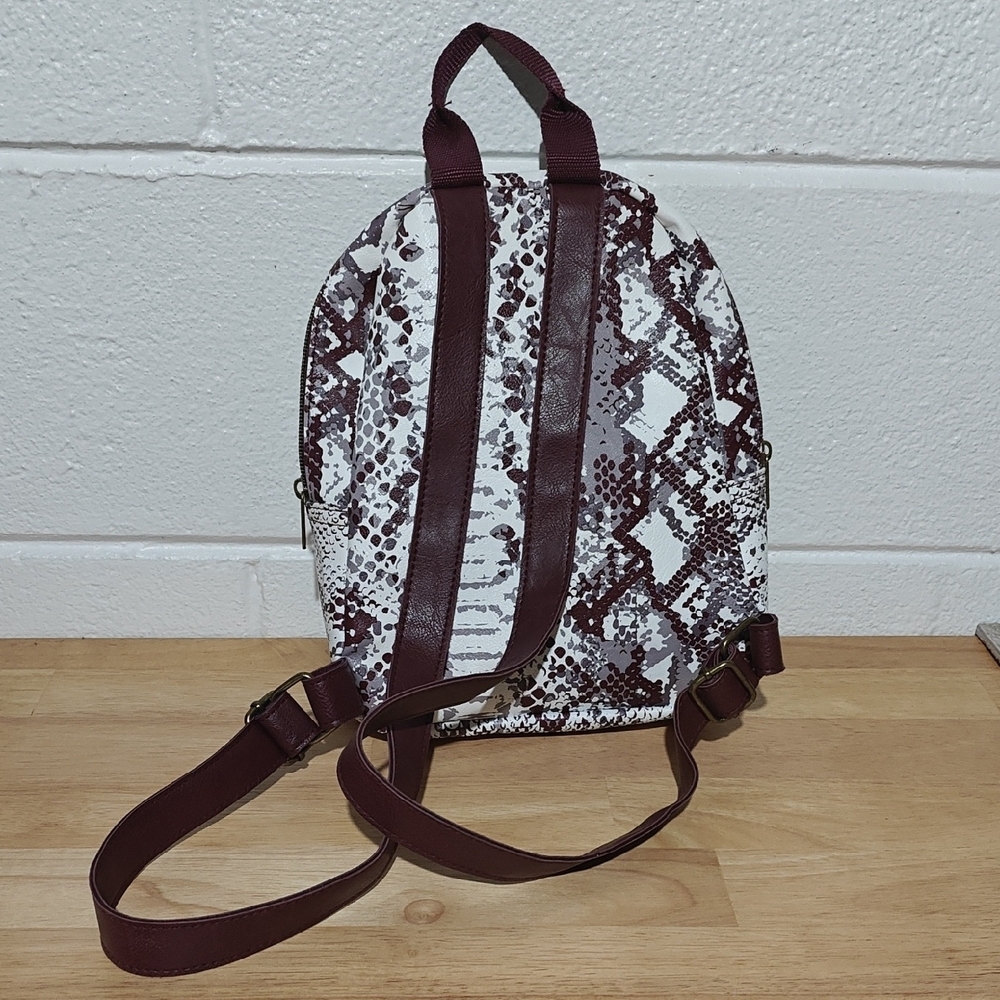 Stylish Snake Print Backpack - Picture 2 of 4
